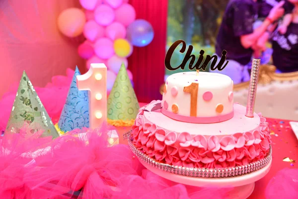 最初の誕生日のケーキ その周りの星と上に砂糖で作られたナンバーワン — ストック写真