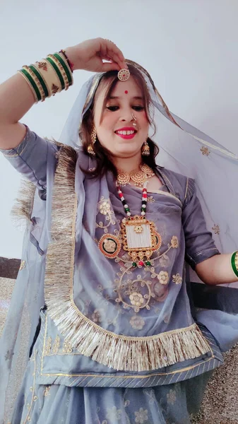 Uma Bela Jovem Indiana Vestindo Vestido Tradicional Sari Posando — Fotografia de Stock