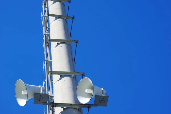 青い空に架かる電波橋のある基地局 — ストック写真