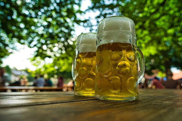 Two Glasses Fresh Beer Traditional Bavarian Beer Garden Munich Bavaria — Stock Photo, Image