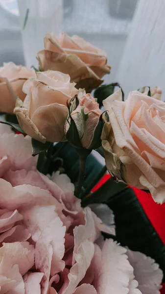 Sebuah Gambar Vertikal Mawar Putih Yang Indah Dengan Tunas Buket — Stok Foto