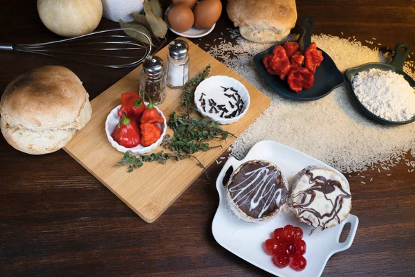 Chocoladekoeken Met Rode Bessen — Stockfoto