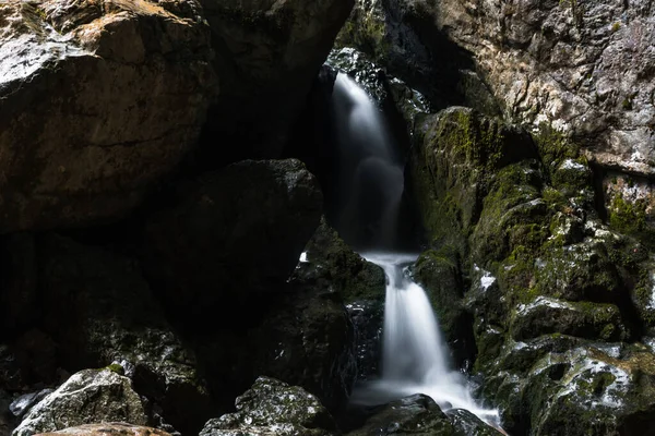 Close Uma Cachoeira Com Longa Exposição Uma Floresta Coberta Rochas — Fotografia de Stock