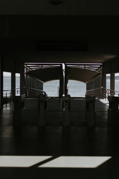 Een Verticaal Schot Van Een Donker Leeg Metrostation — Stockfoto