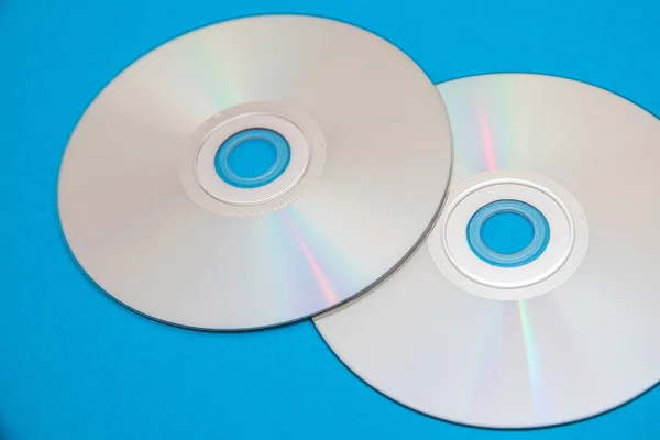 青い背景に隔離された2枚の空のディスクのクローズアップショット — ストック写真
