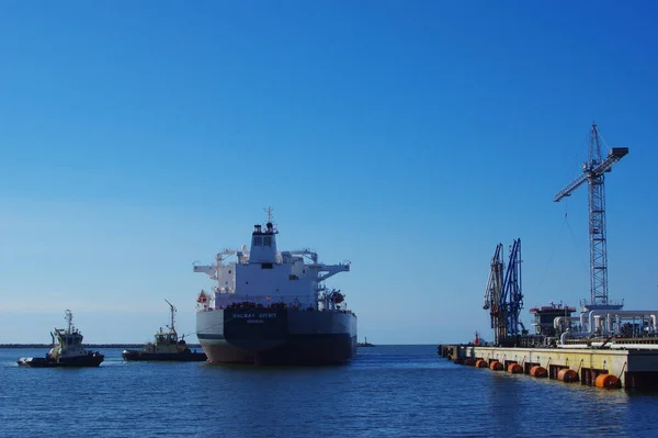 Ein Großes Frachtschiff Auf Dem Meer Hafen — Stockfoto