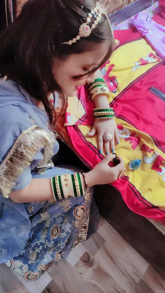 Beautiful Young Indian Woman Traditional Clothing Sari Polishing Her Nails — стоковое фото