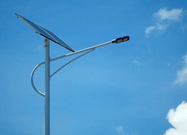 Einzelner Straßenlaternenmast Mit Solarpaneel Vor Blauem Himmel — Stockfoto