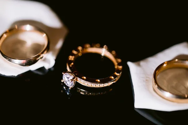 Anillo Boda Con Fondo Negro Vista Cerca —  Fotos de Stock