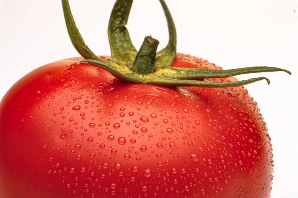 Een Close Van Een Verse Sappige Tomaat Bedekt Met Waterdruppels — Stockfoto