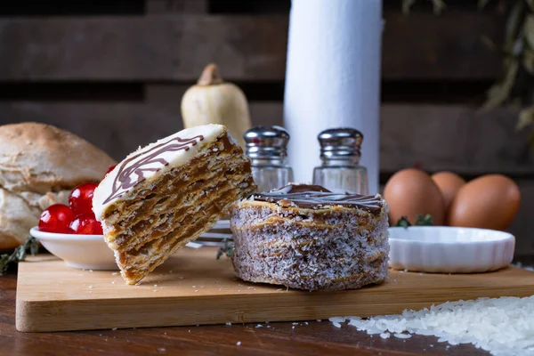 Dos Pasteles Recién Horneados Con Diferentes Ingredientes Mesa Sobre Fondo —  Fotos de Stock