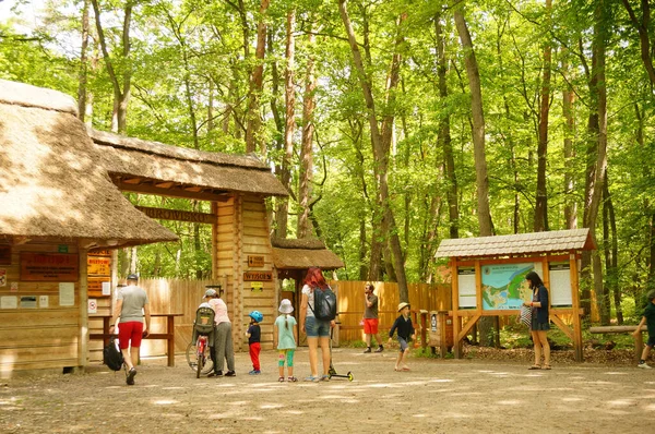 Miedzyzdroje Polen Jun 2021 Een Groep Mensen Kijkt Naar Informatieborden — Stockfoto