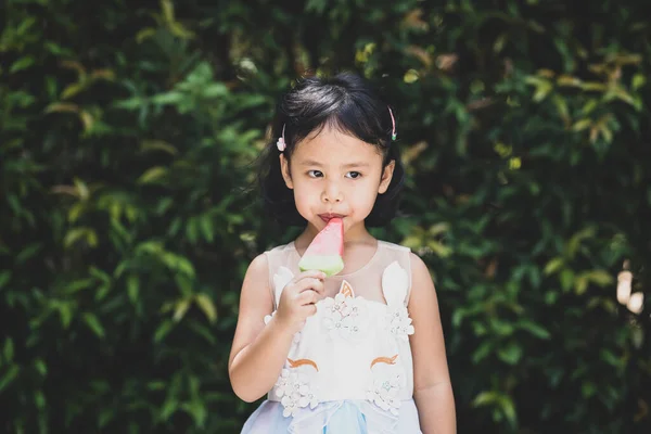 Słodkie Azjatyckie Dziecko Jedzące Lody Zewnątrz — Zdjęcie stockowe