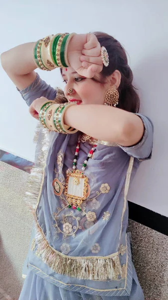 Beautiful Young Indian Woman Wearing Traditional Sari Dress Posing — ストック写真