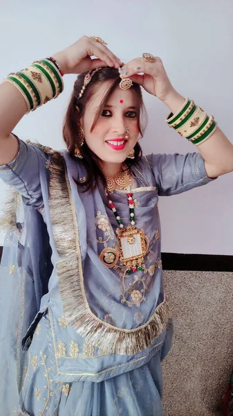 Een Mooie Jonge Indiase Vrouw Een Traditionele Sari Jurk Poseren — Stockfoto