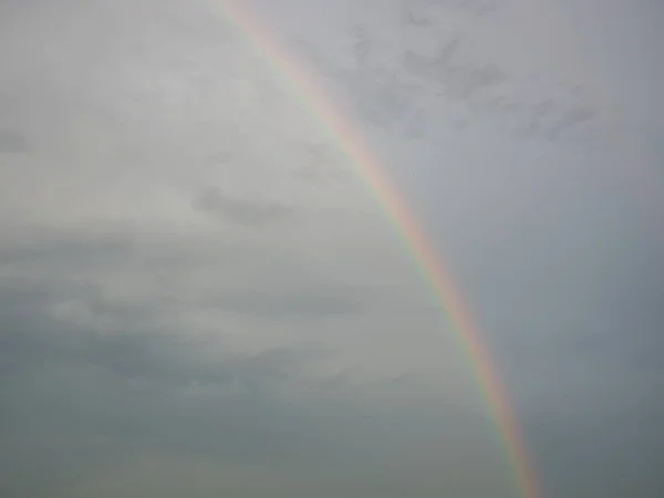 Eine Nahaufnahme Eines Schönen Regenbogens Unter Einem Stürmischen Bewölkten Himmel — Stockfoto