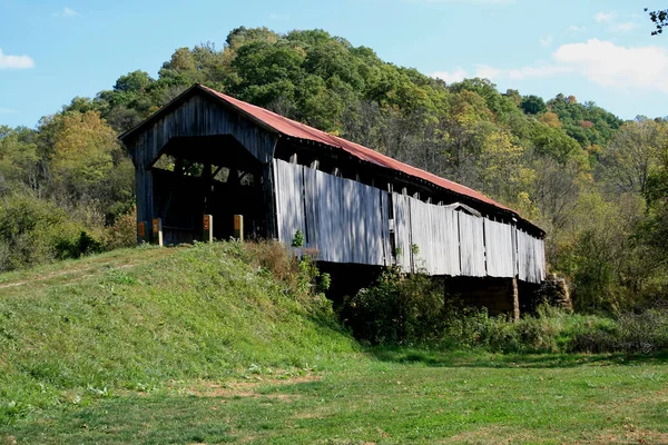 Covered Bridge Rusty Walls Trees Background — Stock Photo, Image