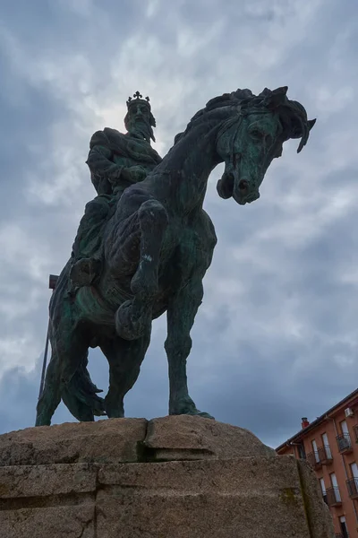 Плазенция Испания Апреля 2021 Года Статуя Конного Альфонсо Viii Кастильского — стоковое фото