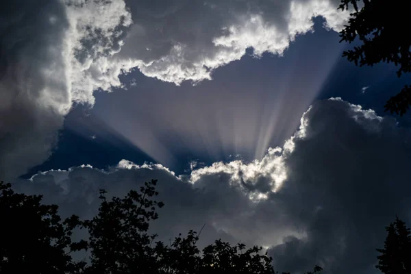 Вид Білі Сірі Хмари Променями Виходять Оточенні Темно Синього Неба — стокове фото