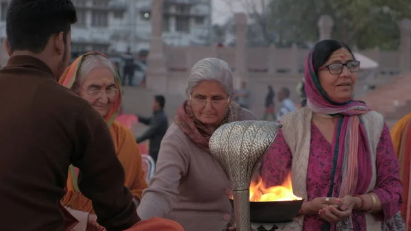 Varanasi India Marzec 2019 Święta Hinduska Modlitwa Nad Brzegiem Rzeki — Zdjęcie stockowe