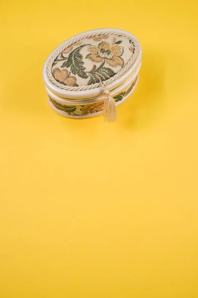 Вертикальный Снимок Красивой Ювелирной Коробки Желтом Фоне — стоковое фото