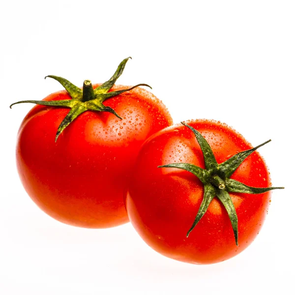 白い背景に隔離された2つのトマトの閉鎖 新鮮でジューシーなトマト — ストック写真
