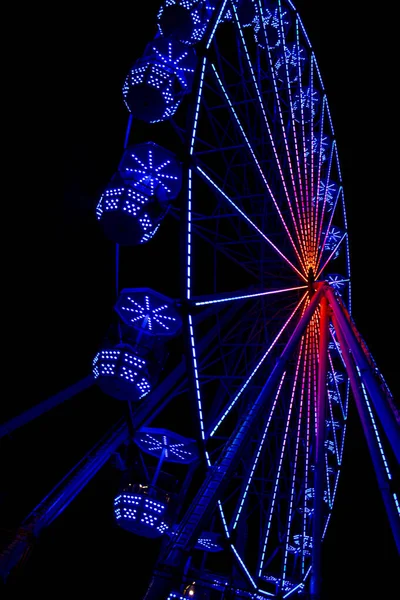 一个彩色摩天轮在夜间的垂直拍摄 — 图库照片