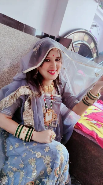 Μια Όμορφη Νεαρή Ινδή Που Φοράει Ένα Παραδοσιακό Φόρεμα Σάρι — Φωτογραφία Αρχείου