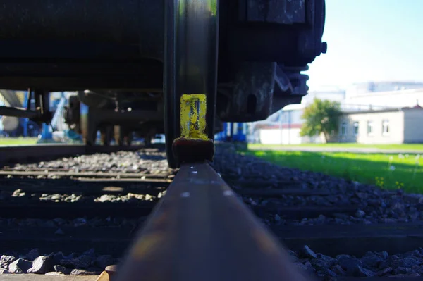 Trilhos Ferroviários Uma Área Industrial Verão — Fotografia de Stock