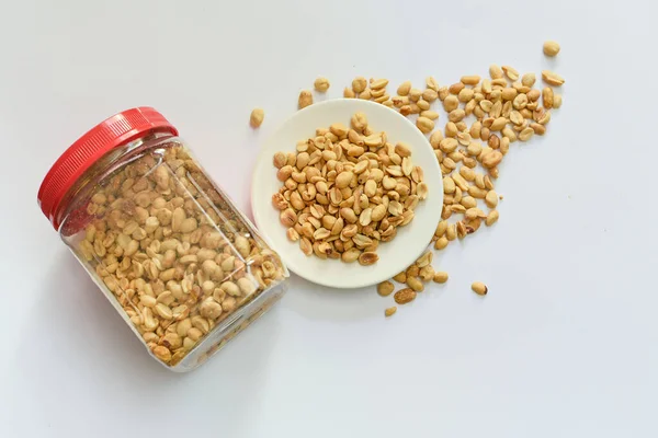 Jarro Uma Tigela Amendoins Assados Uma Superfície Branca — Fotografia de Stock