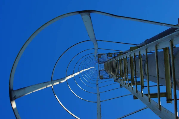 Alacsony Szögű Felvétel Moduláris Egyéni Lépcsőtorony Rendszer Ellen Kék — Stock Fotó