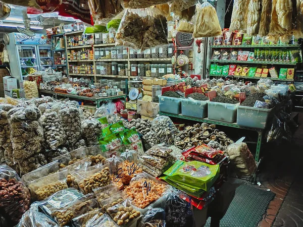 バンコク 2019年10月17日 バンコクのヤワラト チャイナタウン で多くの異なる製品を持つ市場の閉鎖的なショット — ストック写真