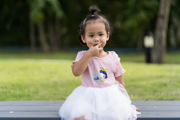 Ένα Ρηχό Πλάνο Εστίασης Ενός Μικρού Κοριτσιού Από Την Ταϊλάνδη — Φωτογραφία Αρχείου