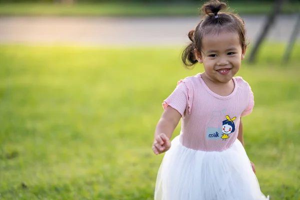 Tiro Foco Raso Uma Menina Tailandesa Brincando Parque — Fotografia de Stock