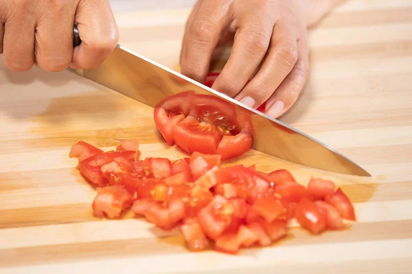 Mulher Irreconhecível Cortando Tomates Pedaços Uma Placa Corte Madeira Foco — Fotografia de Stock