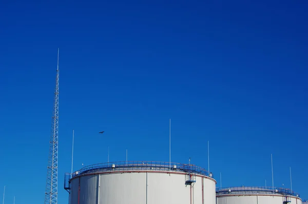 蓝色天空下炼油厂的大型白色工业储罐 — 图库照片