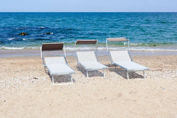 Крупним Планом Знімок Шезлонгів Піщаному Пляжі Сонячний Літній День — стокове фото