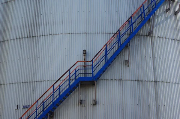 石油工場内の貯蔵タンクの階段 — ストック写真