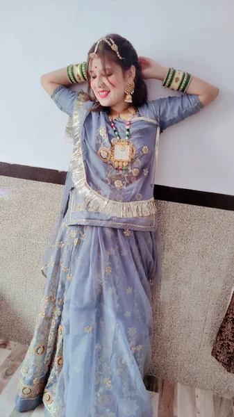 Beautiful Young Indian Woman Wearing Traditional Sari Dress Posing — Stock Photo, Image