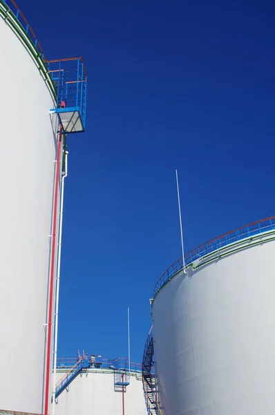 化学物質の貯蔵のために使用される施設の上空の青い空 — ストック写真