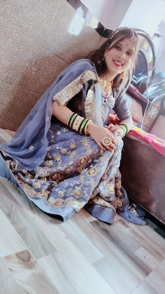 Beautiful Young Indian Woman Wearing Traditional Sari Dress Posing — 스톡 사진