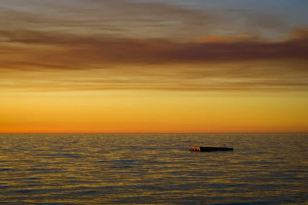 風光明媚な夕日の間の穏やかな海 — ストック写真