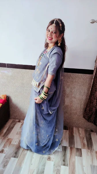 Красивая Молодая Индийская Женщина Традиционном Сари Платье Позирует — стоковое фото