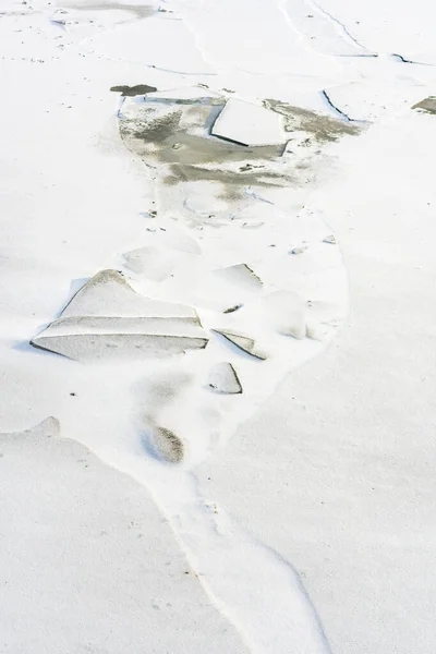 Düz Olmayan Karlı Bir Arazinin Dikey Görüntüsü — Stok fotoğraf