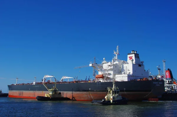 Een Groot Industrieel Vrachtschip Zeehaven — Stockfoto