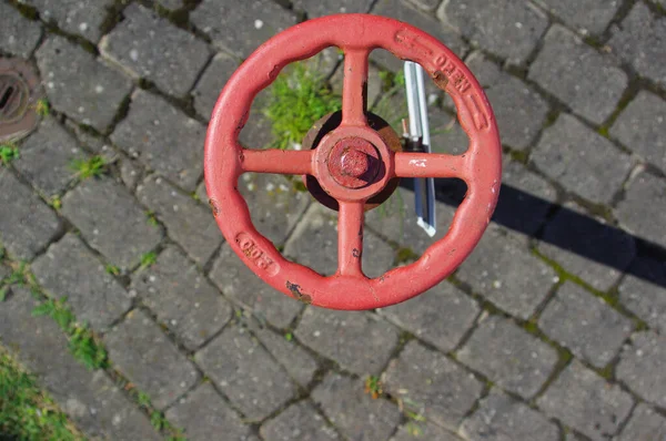 Een Rood Gietijzeren Handwiel Voor Ventiel — Stockfoto