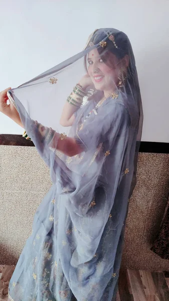 Μια Όμορφη Νεαρή Ινδή Φορώντας Ένα Παραδοσιακό Φόρεμα Σάρι Και — Φωτογραφία Αρχείου