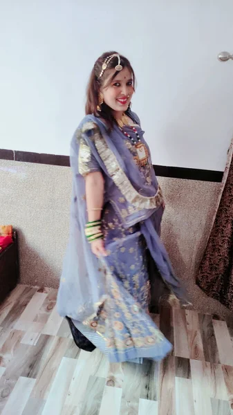 Μια Όμορφη Νεαρή Ινδή Που Φοράει Ένα Παραδοσιακό Φόρεμα Σάρι — Φωτογραφία Αρχείου