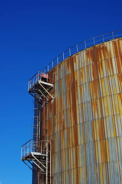 Vertical Low Angle Shot Old Industrial Building Reconstruction — Stock Photo, Image