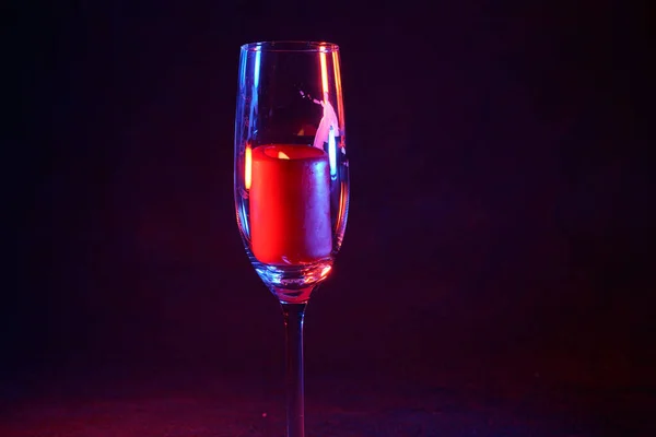 Ett Tänt Ljus Ett Champagneglas Mörk Bakgrund — Stockfoto